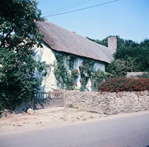 Images Dated 19th August 1973: Thatched cottage in Crantock, Cornwall. 19th August 1973