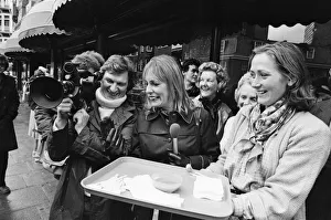 01091 Prints: Thats Life'television star Esther Rantzen pictured asking passers-by to