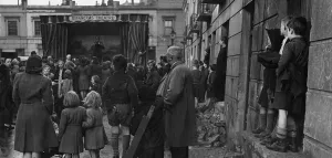 Theatre tours of blitzed London Streets make people happy