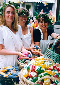 Lido Prints: Tiffany Jeffries, Helen Collis and Penny Hick wear ivy in their hair