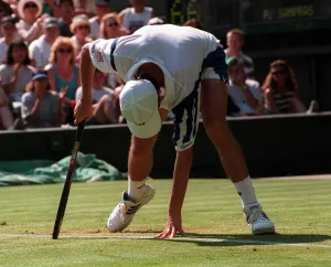 TIM HENMAN PLAYS AGAINST PETE SAMPRAS AT WIMBLEDON TENNIS CHAMPIONSHIPS 28 / 06 / 1995