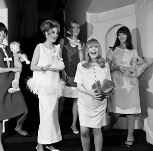 Maternity Prints: Today Page Boy held their Spring / Summer Collection 1965 for maternity wear - the accent
