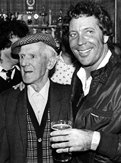 Pint Prints: Tom Jones makes a nostalgic visit to his home town of Pontypridd
