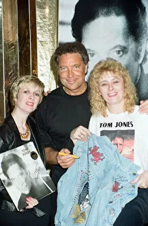 Images Dated 10th April 1991: Tom Jones poses with fans Kathy Hall and Rosina Sims at HMV Oxford Street