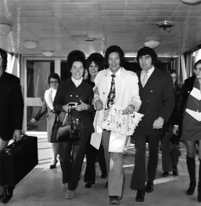 00119 Prints: Tom Jones, surrounded by his fans, who bade him farewell as he left London for Los