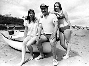 Images Dated 1st January 1972: Tom Jones never had any trouble from girls clad in bikinis
