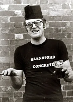 00186 Prints: Tommy Cooper impersonator Derek Ritchie wearing Tommy