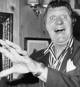 1974 Prints: Tommy Cooper performing in bar of Wig and Pen club - July 1974 08 / 07 / 1974
