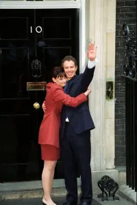 00177 Prints: Tony Blair with wife Cherie at No 10 after election May 1997 after Labour Party won
