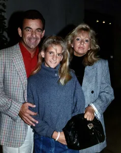 Golfer Prints: Tony Jacklin golf player with family Astrid Jacklin and Tina Jacklin January 1989