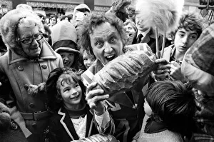 Entertaiment Prints: Tooth tickler Ken Dodd left the tranquility of Knotty Ash to visit