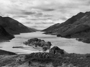 00422 Prints: Tor Choicht, 500 feet above Loch Shiel a film crew prepare to film the gathering of