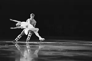 01174 Prints: Torvill and Dean, (Jayne Torvill and Christopher Dean) dance at World Ice Spectacular