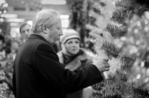 00027 Prints: Tory leader Edward Heath bought himself an early Christmas present