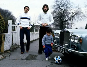 Tottenham Hotspur Argentine footballers Osvaldo Ardiles (centre