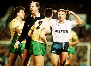 Tottenham Hotspur footballer Paul Gascoigne argues with Ian Culverhouse in a match