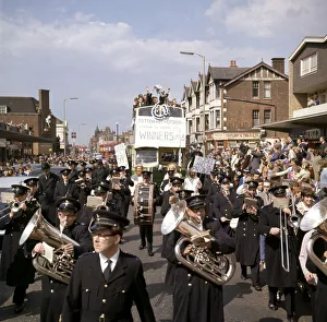 Parades Prints: Tottenham Hotspur team return to North London in an open top double decker bus with
