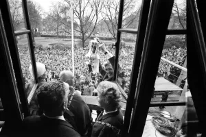 Parades Prints: Tottenham Hotspurcapatin Danny Blanchflower holds the FA Cup trophy aloft from Tottenham