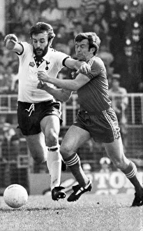 Tottenhams Ricardo Villa (left) challenged by Chelsea tiny John Hollins