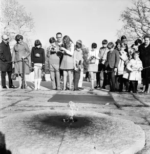 00032 Prints: Tourists with their cameras observe the eternal flame at the grave of slain American