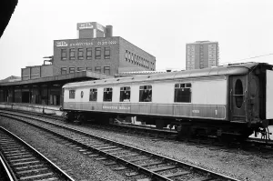 01470 Prints: The train now standing on a platform at Finsbury Park serves lunches to top business