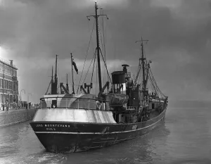 Docks Prints: Trawler, The Lord Mountevans seen here leaving Hull for the northern fishing grounds