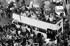 00610 Prints: A triumphant Chelsea FC, return home after winning 1971 European Cup Winners