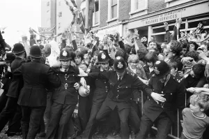 00610 Prints: A triumphant Chelsea FC, return home after winning 1971 European Cup Winners