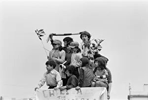 00610 Prints: A triumphant Chelsea FC, return home after winning 1971 European Cup Winners