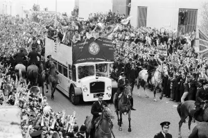 00610 Prints: A triumphant Chelsea FC, return home after winning 1971 European Cup Winners
