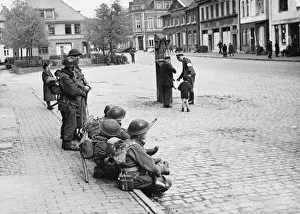 Street Scenes Prints: Troops of the 1st Batt. Glasgow Highlanders sitting in the streets of Verden waiting to