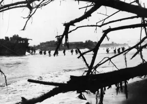 01464 Prints: US troops land ashore from LC-IL (landing craft - infantry large