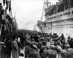 British B Prints: Troopship, The New Holland, arriving in Liverpool with repatriated prisoners of war