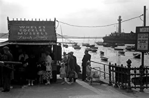 00010 Prints: TUC Congress 1952 Delegates from the TUC congress stroll down to the Whelks