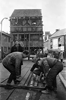 00945 Prints: A Tudor house is moved to a new location within Exeter, Devon. 12th December 1961