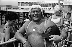 01521 Collection: TV stars in Blackpool, Lancashire. Les Dawson. August 1977