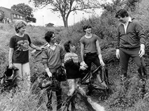 Campaigns Prints: Unemployed youngsters fromthe Bishopsgarth Youth and Community Centre spend an afternoon