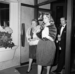 00402 Collection: The Unforgiven 1960, European Gala Film Premiere, Leicester Square, London, 9th June 1960