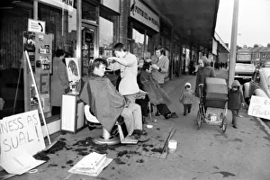 Unusual / Humour: Outdoor Haircuts: Docker Joe White having a haircut