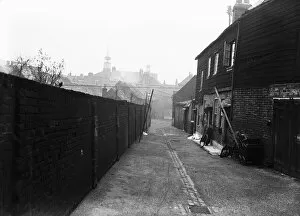 Images Dated 5th November 2015: Uxbridge, Bakers yard. Slum clearance. Inhabitants of Bakers Yard, Nashs Yard