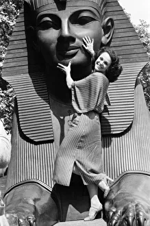 01329 Prints: Valerie Harper, American actress and star of TV Series Rhoda, photocall in London