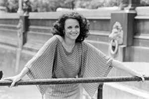 01329 Prints: Valerie Harper, American actress and star of TV Series Rhoda, photocall in London