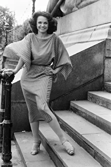 01329 Prints: Valerie Harper, American actress and star of TV Series Rhoda, photocall in London
