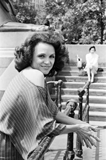 01329 Prints: Valerie Harper, American actress and star of TV Series Rhoda, photocall in London