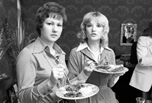 00056 Prints: Valerie May and actress Lyn Paul. seen here at the home of Sonia Allison the Daily