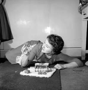 Vera McKecknie specialist cake maker. December 1956 A286-003