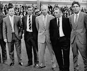 00270 Prints: Veteran footballer Eddie Turnbull of Hibernian FC with the other members of the Hibs