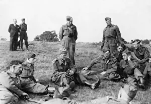 01459 Prints: A veteran from the previous war gives instructions on how to use a Tommy gun at a Home