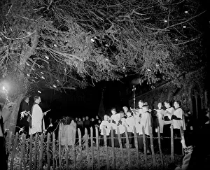 Choirs Prints: The vicar of Martins Church in Herne conducts a carol service under a christmas tree in
