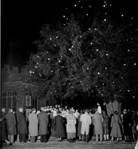 Congregation Prints: The vicar of Martins Church in Herne conducts a carol service under a christmas tree in
